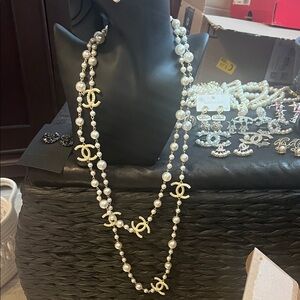 Elegant Pearl and Gold Necklace